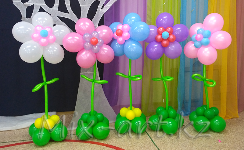 Цветок из воздушных шаров на стойке. Оформление праздника. Караганда.